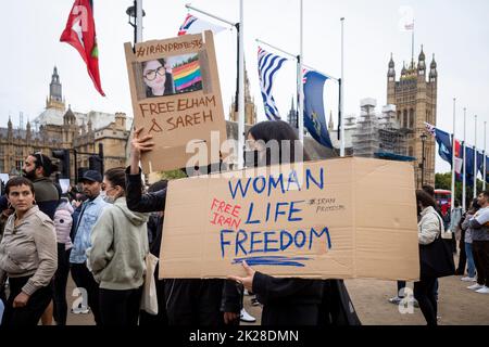 London, Großbritannien. 22. September 2022. In London lebende Iraner protestieren am 16. September auf dem Parliament Square als Reaktion auf die Nachricht vom Tod von Mahsa Amini, einer 22-jährigen Kurdin, die in Polizeigewahrsam in Teheran starb. Angeblich wurde sie von der iranischen Moralpolizei festgenommen, weil sie ein Kopftuch des Hijab auf „unangemessene“ Weise trug. Im Iran finden Proteste statt und der Zugang zum Internet und zu den sozialen Medien wird nun eingeschränkt. Kredit: Stephen Chung / Alamy Live Nachrichten Stockfoto