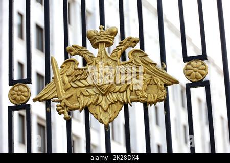 Offizielles Emblem des Verteidigungsministeriums von Russland auf dem Metallzaun, Blick auf das Hauptgebäude in Moskau. Symbol des russischen Militärs, Mobilisierung Stockfoto