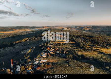 Luftaufnahme von endlosen üppigen Weiden Ackerland & Wälder von Europa. Schöne rumänische Landschaft mit smaragdgrünen Feldern und Wiesen. Stockfoto