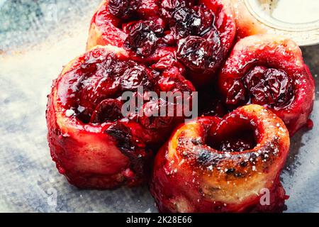 Frischer Quark mit Kirschen. Stockfoto