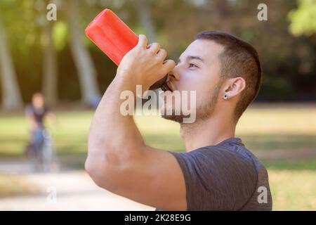 Trinkwasserläufer junger Mann trinkt Jogger Sport Training Fitness-Workout Stockfoto