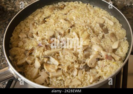 Risotto mit Steinpilzen Stockfoto