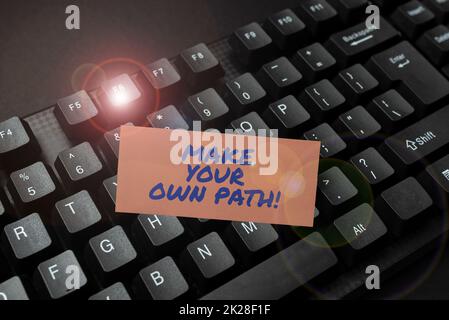 Handgeschriebenes Schild Make Your Own Path. Ein Wort zur Entscheidung, welche Marke oder welches Geschäftsrecht Sie haben, um mit Online-Freunden in Kontakt zu treten und Bekanntschaften im Internet zu machen Stockfoto