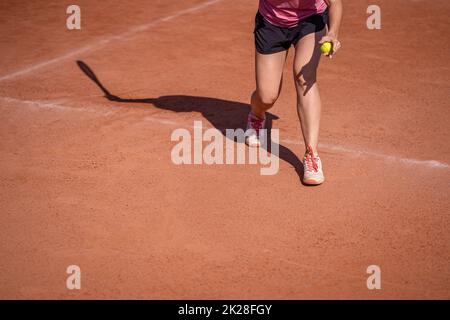 Schattenspielerin auf einem Sandplatz im Freien Stockfoto