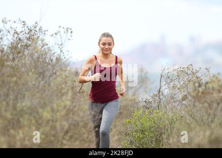 Ein Läufer läuft auf die Kamera im Berg zu Stockfoto