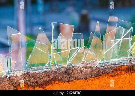 Gefährliche Wand mit zerbrochenen Glasscherben Playa del Carmen Mexiko. Stockfoto