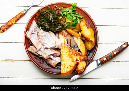 Gesalzener Hering mit gebackenen Kartoffeln Stockfoto