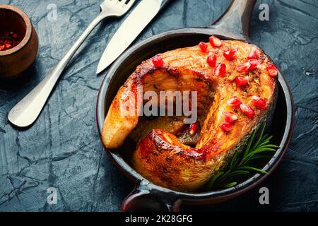 Gebratenes Lachssteak auf Holztisch Stockfoto