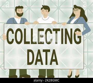 Textüberschrift zur Darstellung der Datenerfassung. Geschäftskonzept Zusammentragen und Messen von Informationen zu interessanten Variablen drei Kollegen, die das Präsentationsgremium mit neuen Ideen führen. Stockfoto
