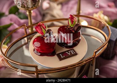 Stillleben von herzförmigem Kuchen Stockfoto