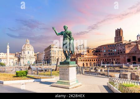 Die Statue des Cäsars vor dem Trajansmarkt, Rom, Italien Stockfoto