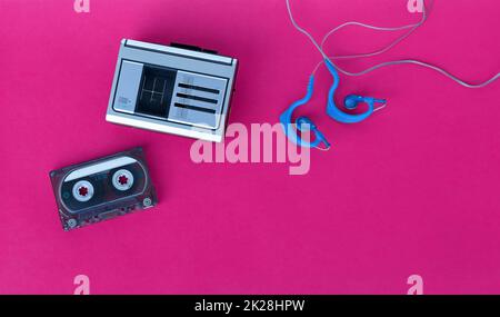 Ein 90s-Kassettenspieler, Kassetten- und Ohrhörer für die Musikwiedergabe unterwegs Stockfoto