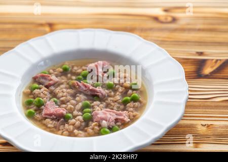 Suppe mit geräuchertem Fleisch und Gerstengroats Stockfoto