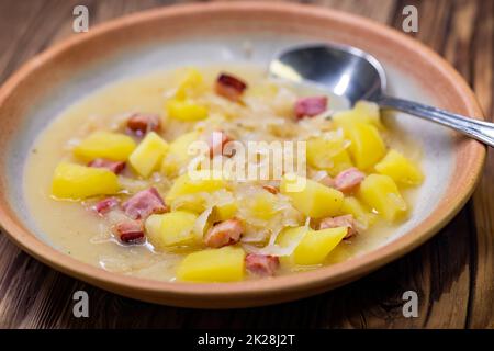 Traditionelle tschechische Kohlsuppe mit geräuchertem Fleisch und Kartoffeln Stockfoto