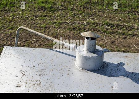 Sicherheitsventil am Tank mit einem Rohr, die Flüssigkeit zu entleeren Stockfoto