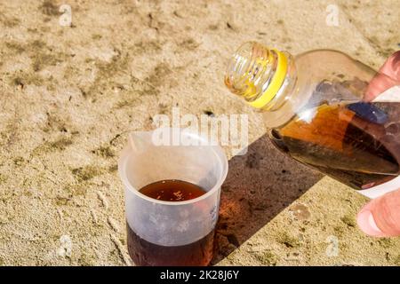 Dicken Glyphosat-Lösung in ein Becherglas gießen Stockfoto