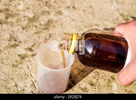 Dicken Glyphosat-Lösung in ein Becherglas gießen Stockfoto