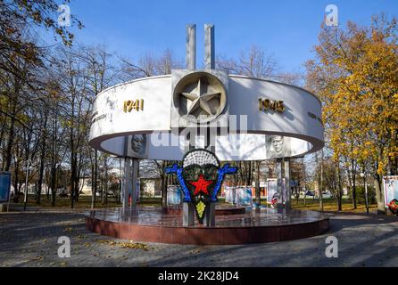 Das Denkmal und die Tafel geben der ewigen Flamme in Slavjansk ON den Namen Stockfoto