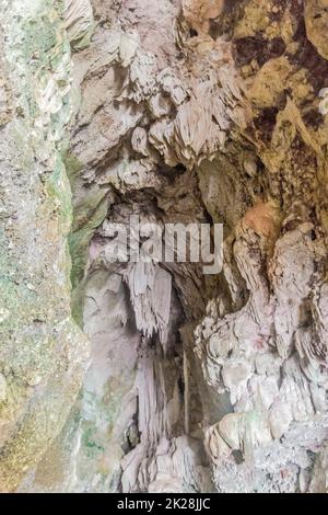 Klippen und Felsformationen in Cave, Ko Hong Island, Thailand. Stockfoto