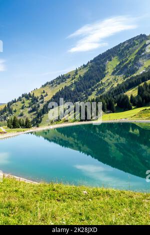 Balme-See und Berglandschaft in La Clusaz, Frankreich Stockfoto