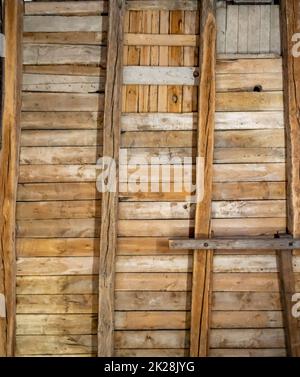 Alte braune Wand aus Brettern und dicken Holzbalken Stockfoto