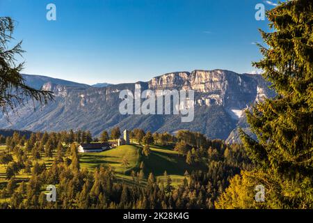 Blick vom Moeltner Joch auf St. Jakob am Langfenn und Mendelrücken, Südtirol Stockfoto