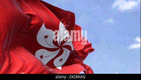 Detail der Zivilflagge Hongkongs, die an einem klaren Tag im Wind winkt. Stockfoto