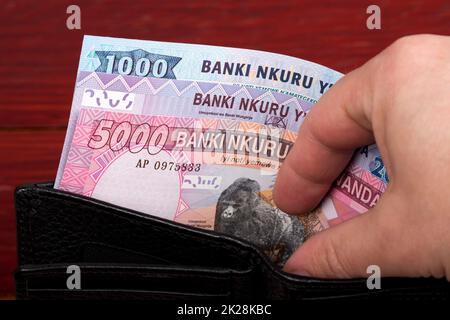 Ruanda-Geld in der schwarzen Brieftasche Stockfoto