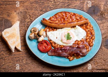 Komplettes englisches Frühstück auf einem Teller Stockfoto