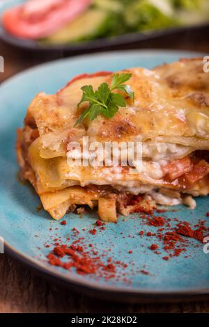 Lasagne auf einem blauen Teller Stockfoto