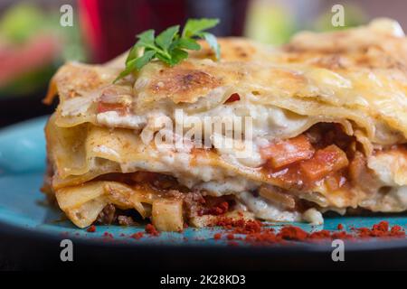 Lasagne auf einem blauen Teller Stockfoto