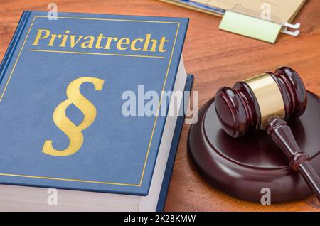 Ein Gesetzbuch mit einem Gavel - Deutsche Übersetzung des Privatrechts - Privatrecht Stockfoto