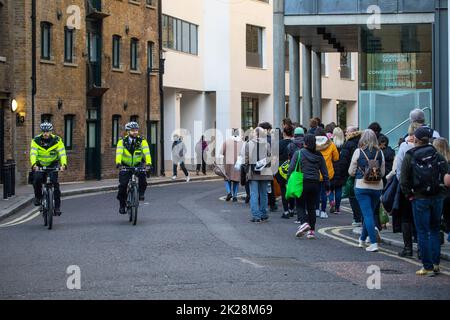 London, Großbritannien - September17. 2022: Polizeibeamte auf Fahrrädern patrouillieren in der Warteschlange im Bundesstaat Shade Thames in London, Großbritannien. Stockfoto