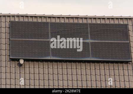 Haus-Dach mit Solarzellen Stockfoto