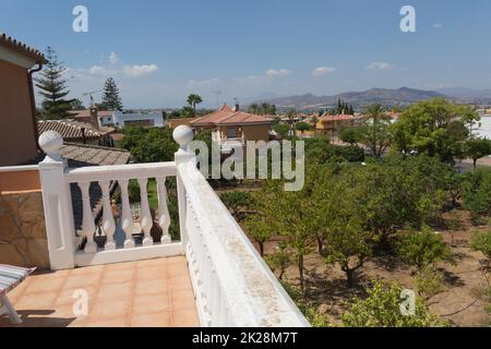 Schöne Außenansicht einer modernen Villa mit Terrasse und Balkon Stockfoto