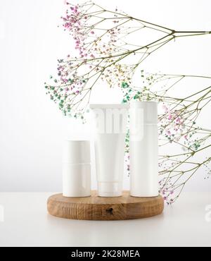 Flasche, leere weiße Plastikröhrchen für Kosmetika. Verpackung für Creme, Gel, Serum, Werbung und Produktwerbung, Mock-up Stockfoto