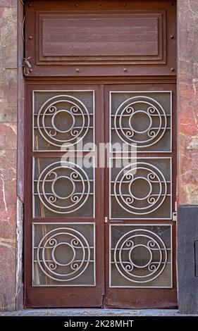 Geschlossene alte Metalltür Stockfoto