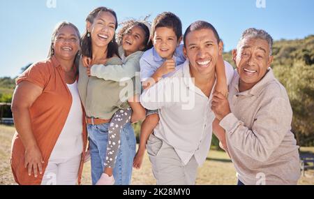 Sommerurlaub, große Familie und Kinder im Park oder grünen Natur Garten auf blauen Himmel mockup. Glückliches Porträt von Mutter, Vater und Großmutter mit Stockfoto