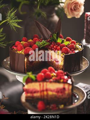 Stillleben von Mousse-Schokoladenkuchen Stockfoto