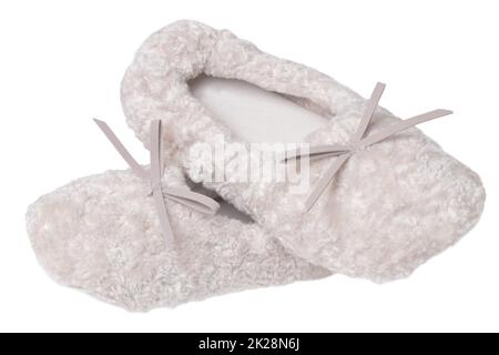 Hausschuhe isoliert. Nahaufnahme eines weiblichen beigefarbenen warmen und weichen, gemütlichen Frottee-Pantoffeln auf weißem Hintergrund. Damenschuhe. Stockfoto