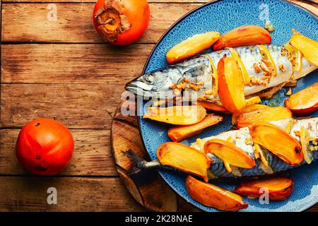 Gebackener scomber mit Persimone. Stockfoto