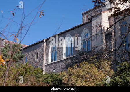 Nahaufnahme der weißen Bogenfenster des Klosters Stockfoto