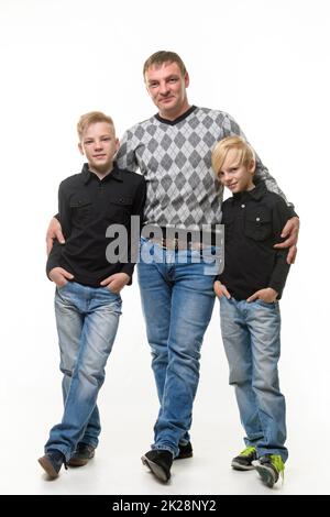 In voller Länge Porträt des Vaters und zwei Söhne in legerer Kleidung, isoliert auf weißem Hintergrund Stockfoto