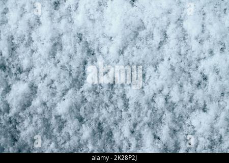 Nahaufnahme an der Oberfläche von frischem gefallenem Schnee. Stockfoto