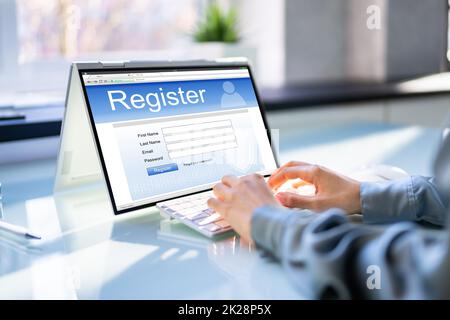 Die Geschäftsfrau Hand Anmeldung Online Anmeldeformular auf Laptop Stockfoto