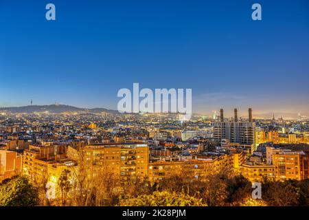 Barcelona in der Abenddämmerung vom Berg Montjuic aus gesehen Stockfoto