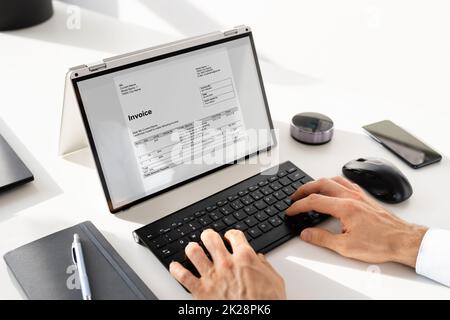 Online-Kontoauszug für digitale E-Rechnungen Stockfoto