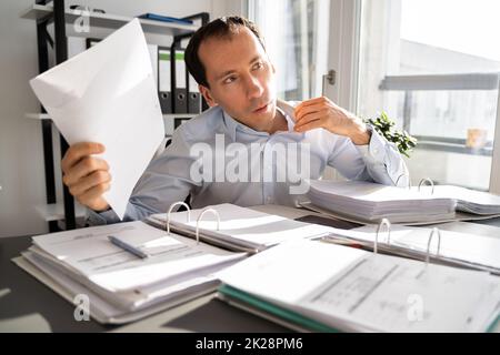 Schwitzen Unbehaglicher Geschäftsmann Hitzegefühl Stockfoto