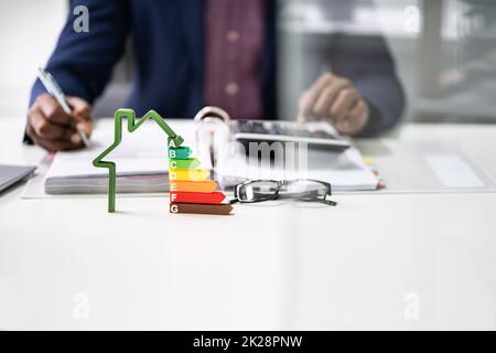 Energy Efficient House Audit Mit Calculator Stockfoto