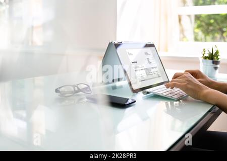 Digitale elektronische Rechnung und E-Rechnung des Buchhalters Stockfoto